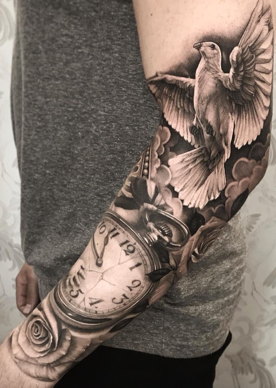 tatuaje masculino en el brazo 193