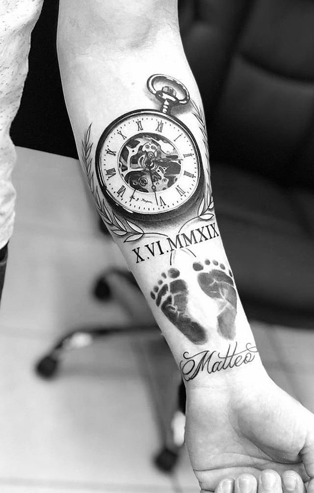 tatuaje masculino en el brazo 197