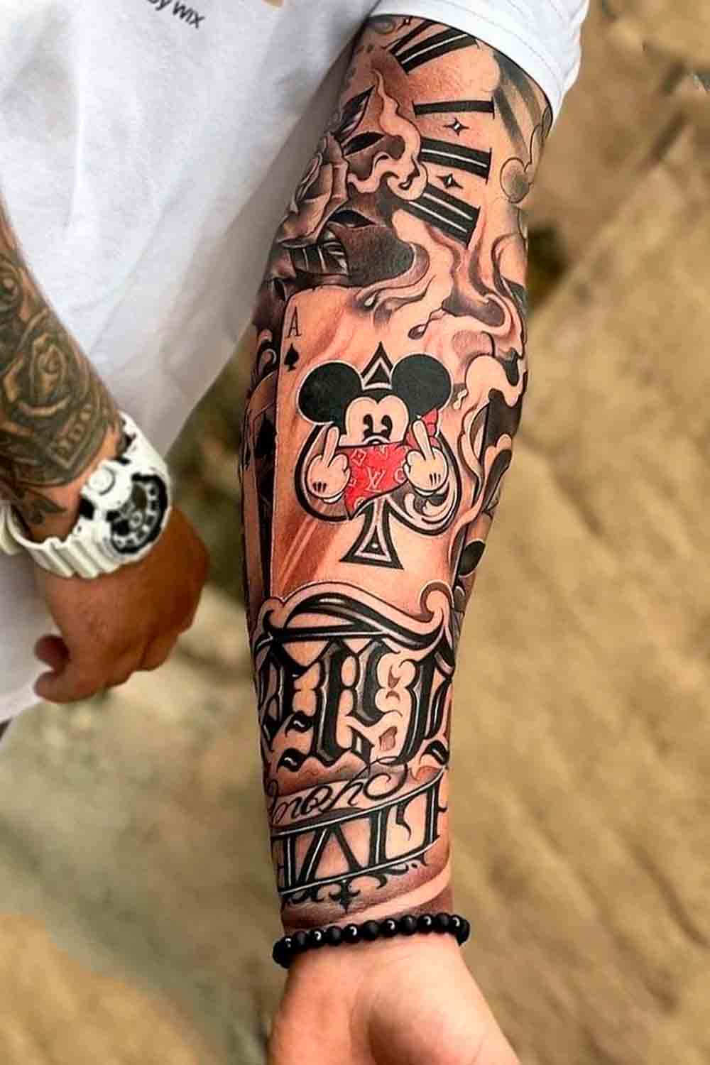 tatuaje masculino en el brazo 205
