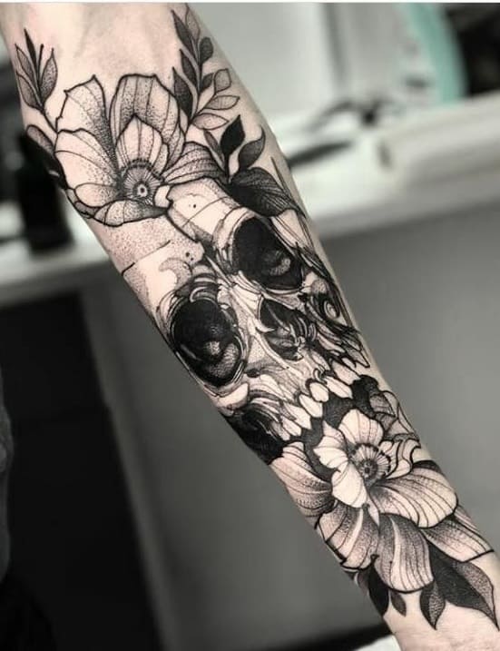 tatuaje masculino en el brazo 214