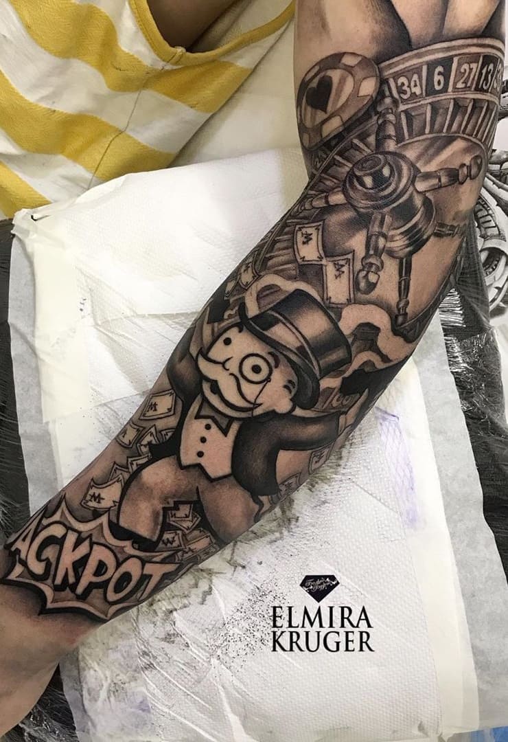 tatuaje masculino en el brazo 217
