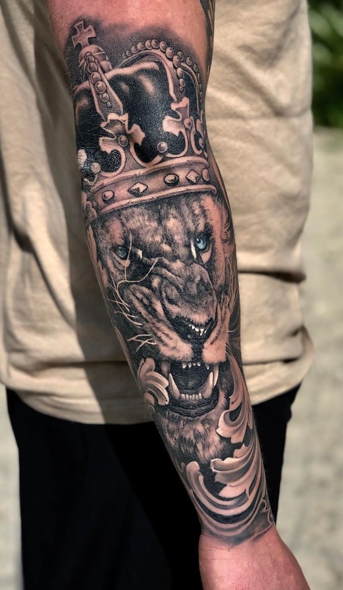 tatuaje masculino en el brazo 237