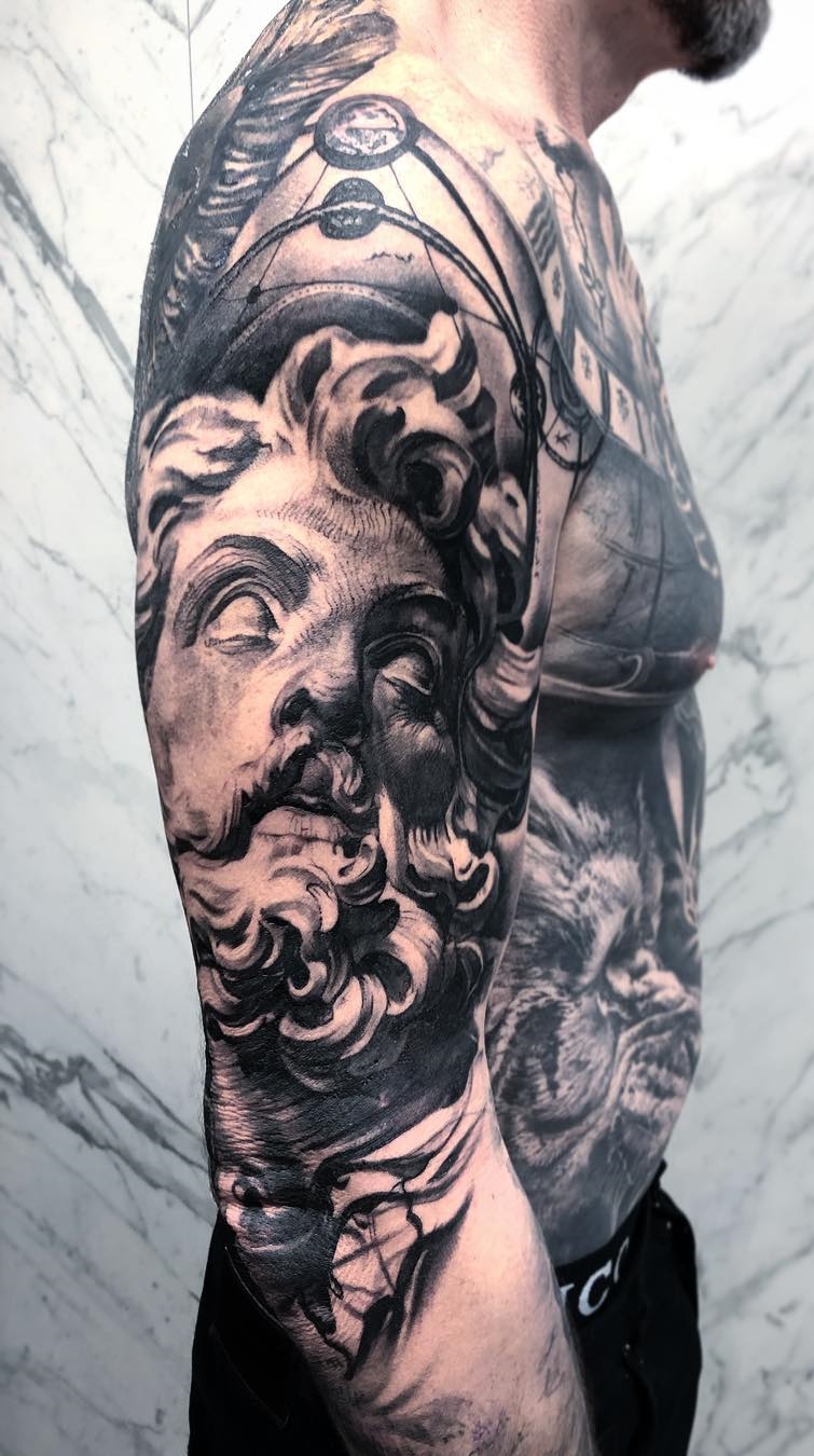 tatuaje masculino en el brazo 40