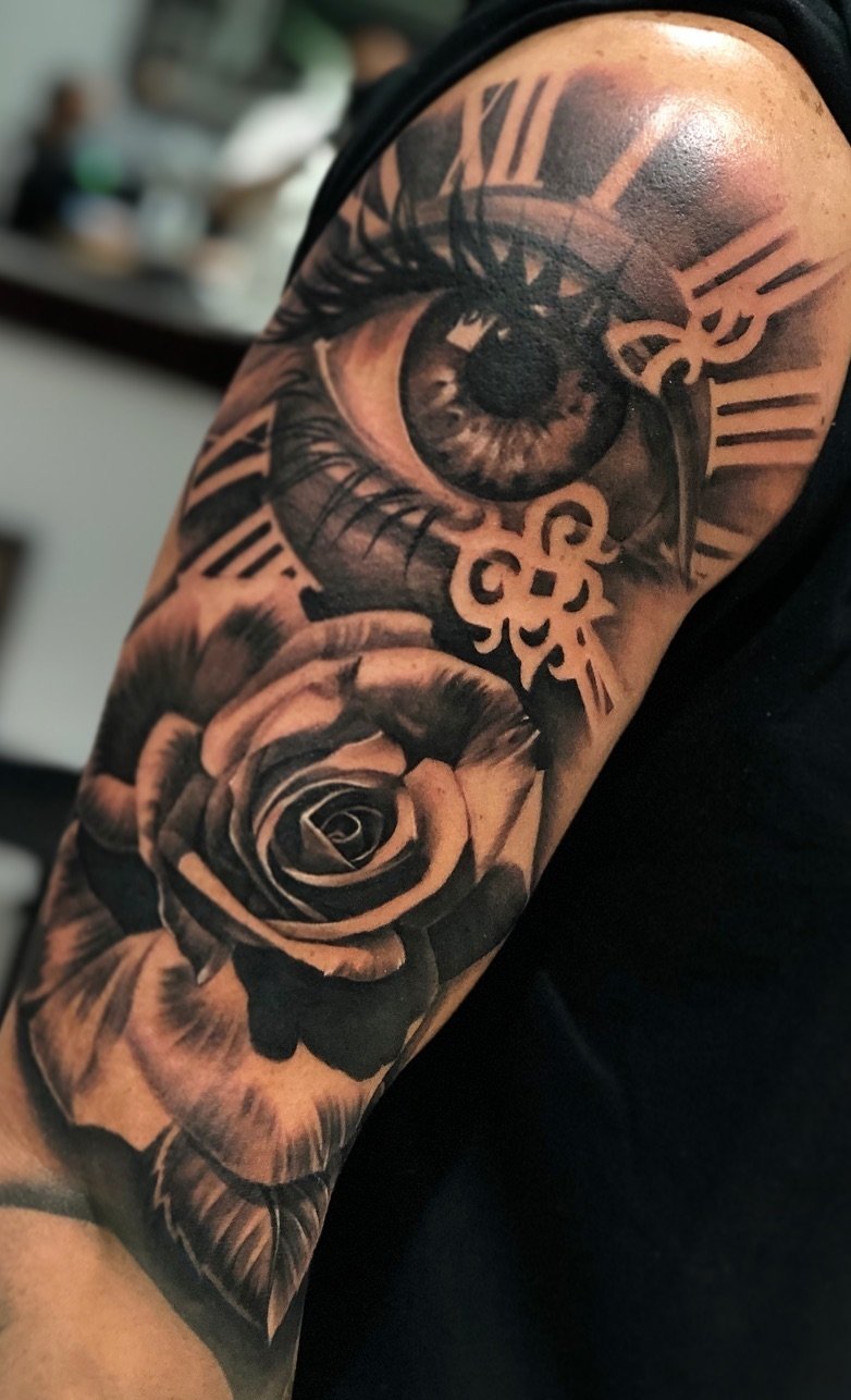 tatuaje masculino en el brazo 59