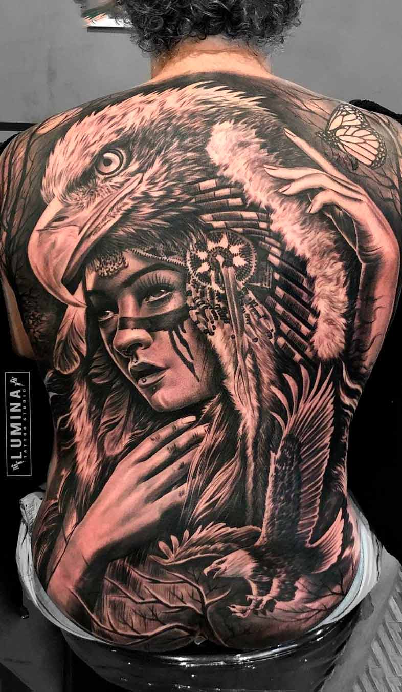 tatuaje masculino en la espalda 05
