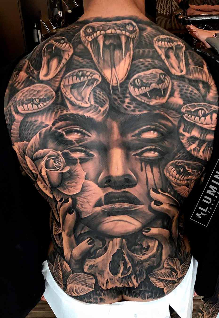 tatuaje masculino en la espalda 07