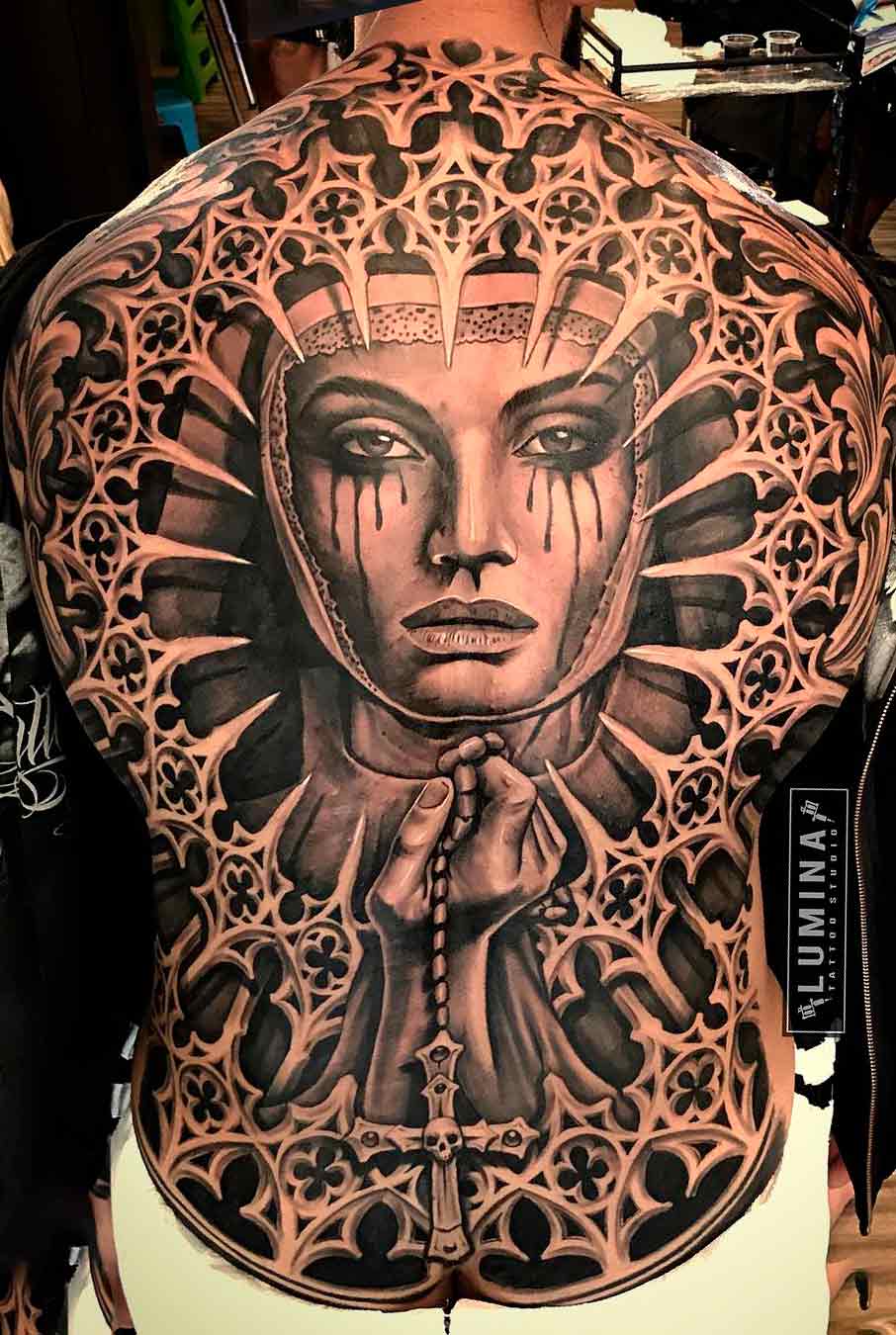 tatuaje masculino en la espalda 08
