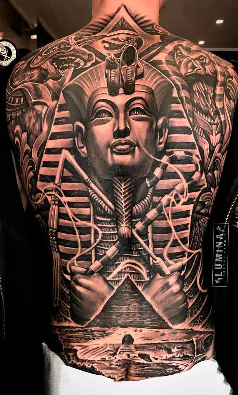tatuaje masculino en la espalda 14