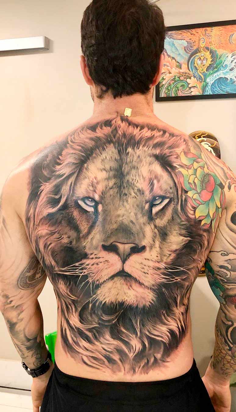 tatuaje masculino en la espalda 15