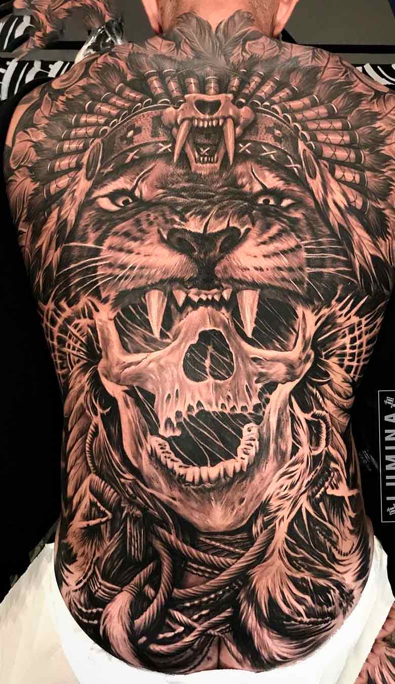 tatuaje masculino en la espalda 16