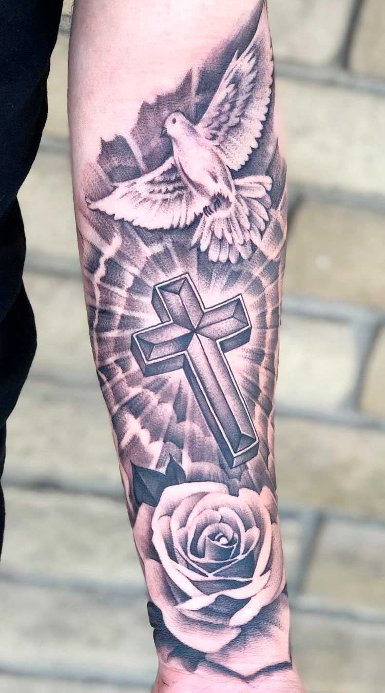 tatuaje masculino religioso 06