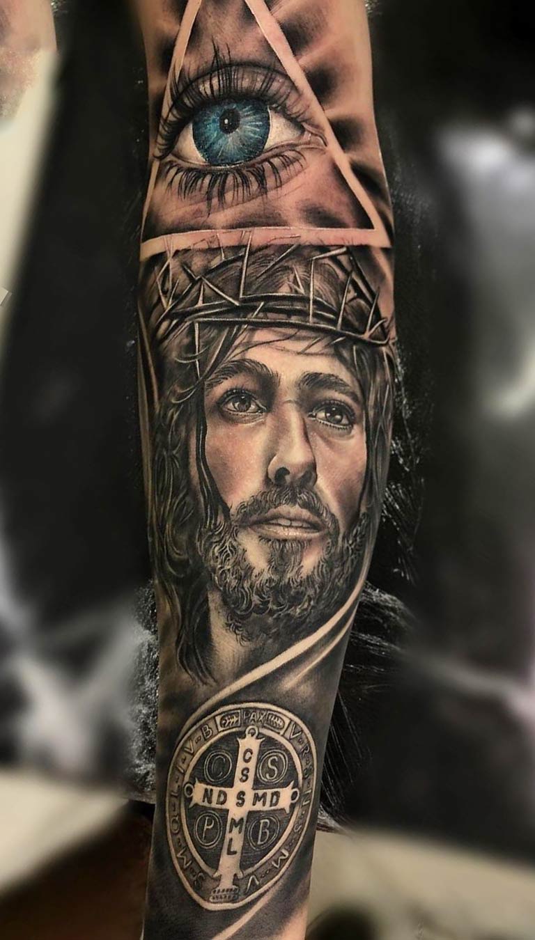 tatuaje masculino religioso 09