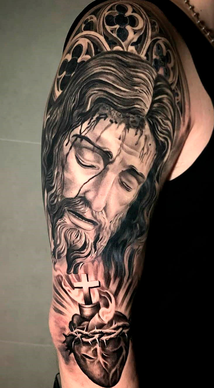 tatuaje masculino religioso 10