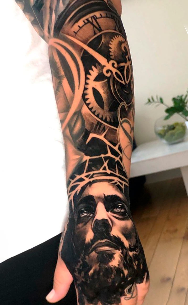 tatuaje masculino religioso 13