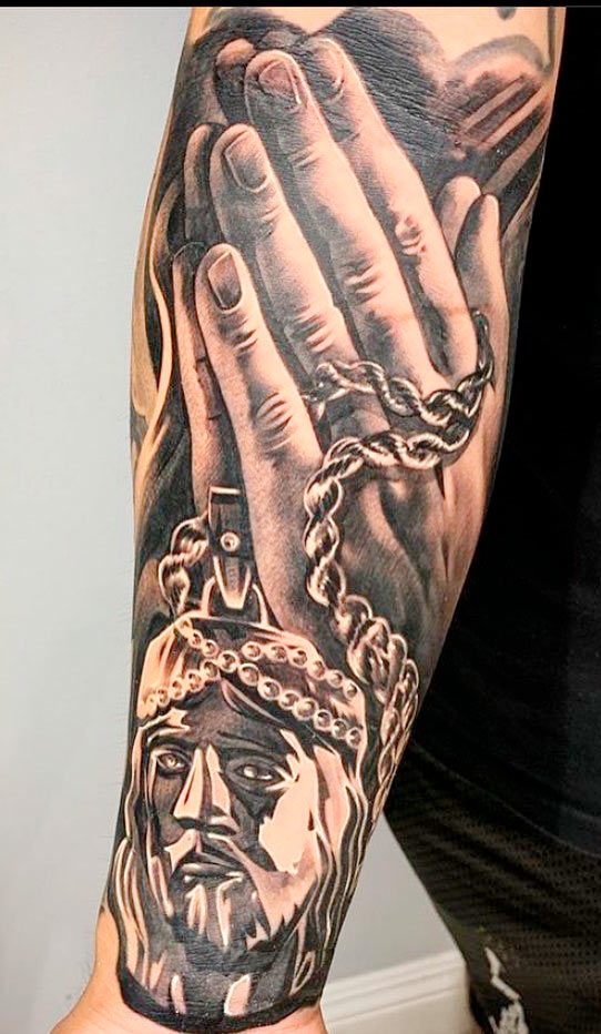 tatuaje masculino religioso 17