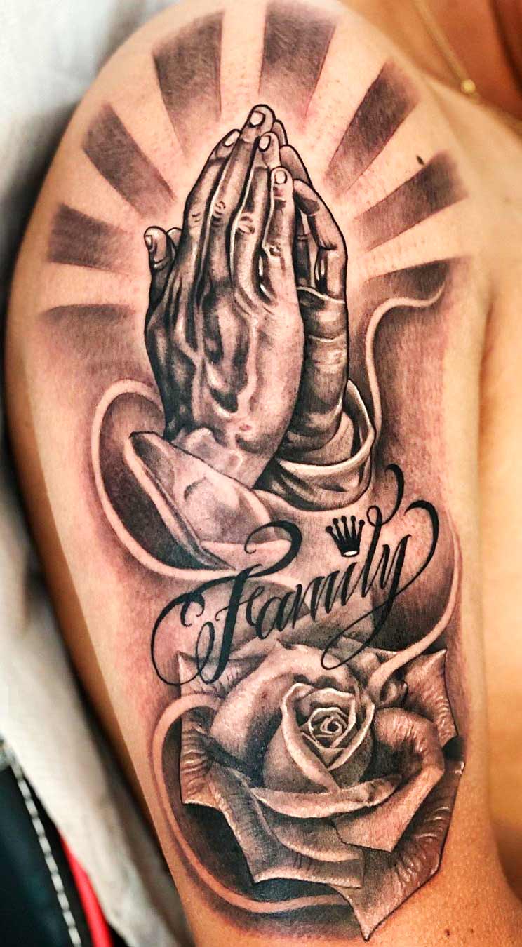 tatuaje masculino religioso 19