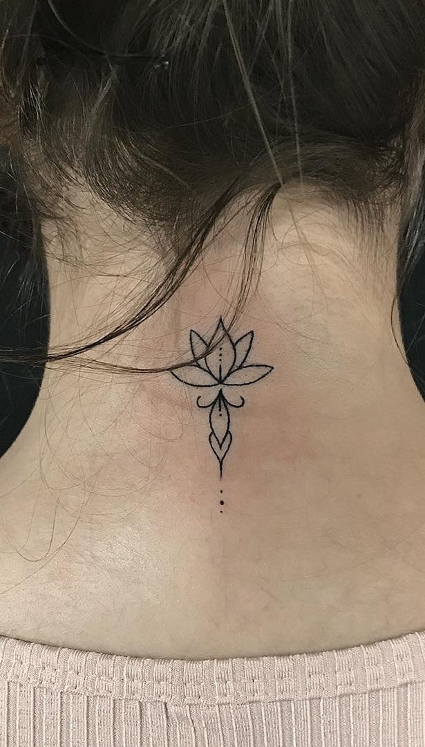 tatuaje nuca cuello mujer 01