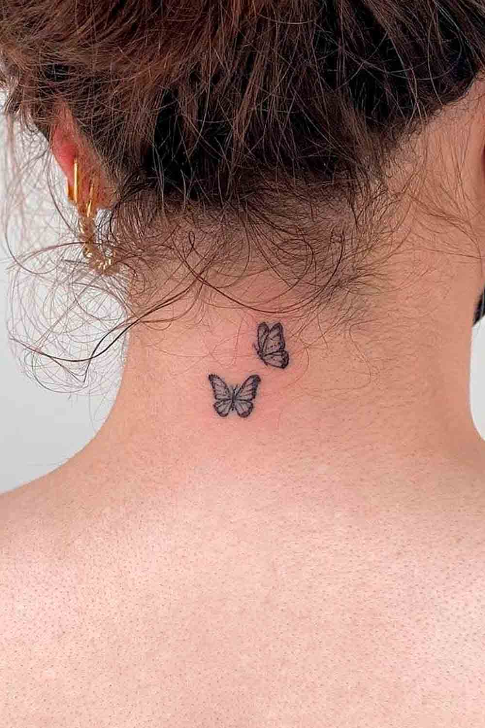 tatuaje nuca cuello mujer 11