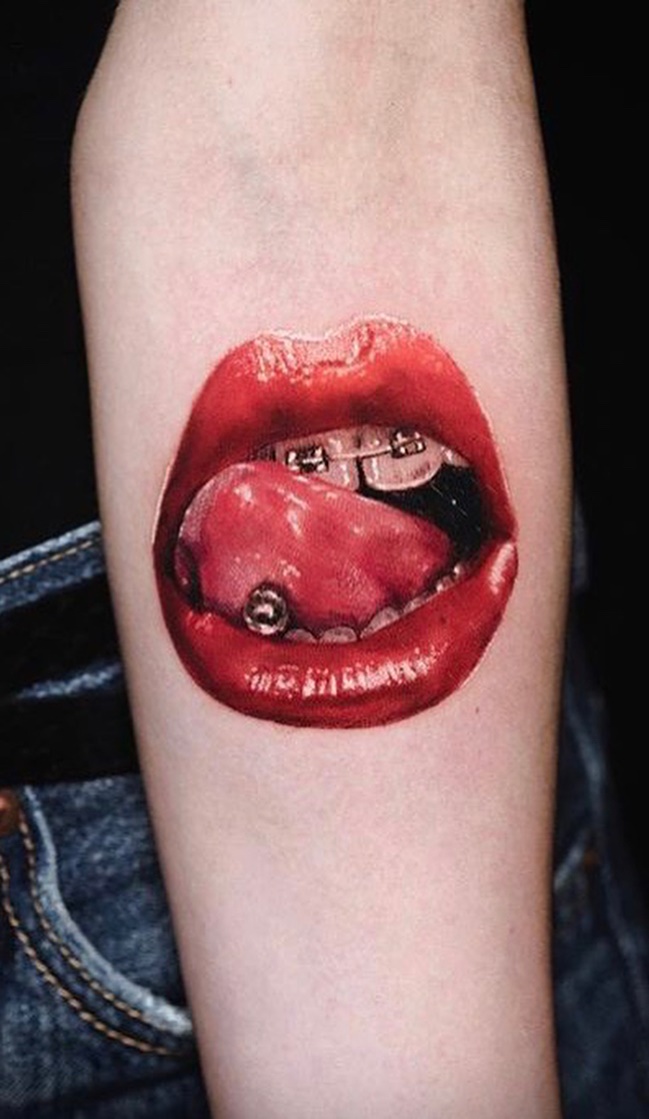 55 Tatuajes de labios rojos (besos) y también labiales