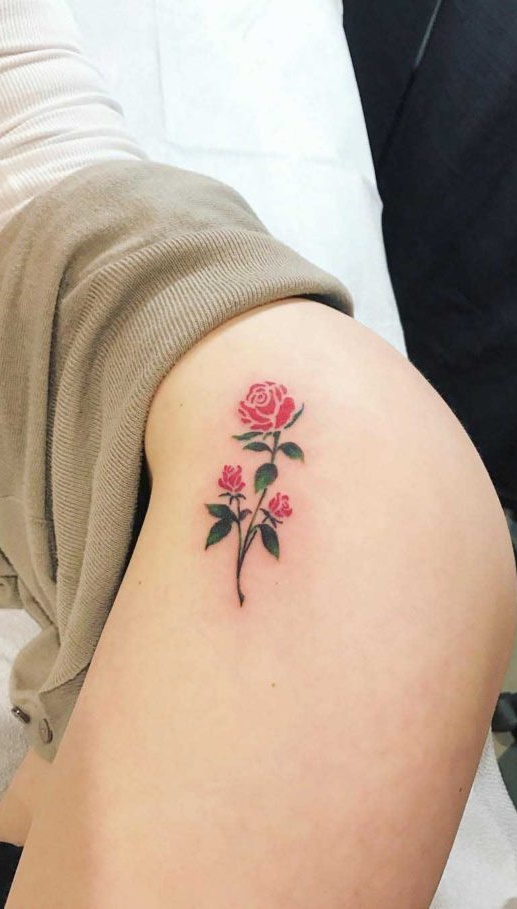 tatuaje pequeno de mujer 51