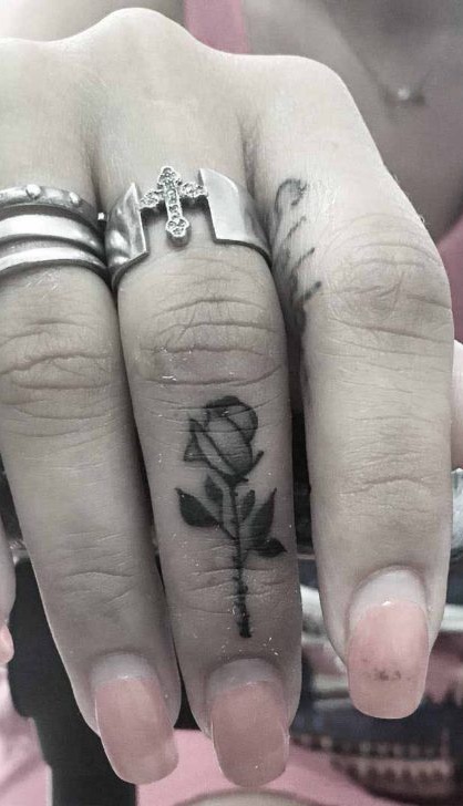 tatuaje pequeno de mujer 54