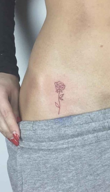 tatuaje pequeno de mujer 56