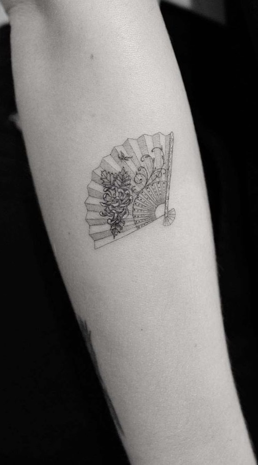 tatuaje pequeno de mujer 68