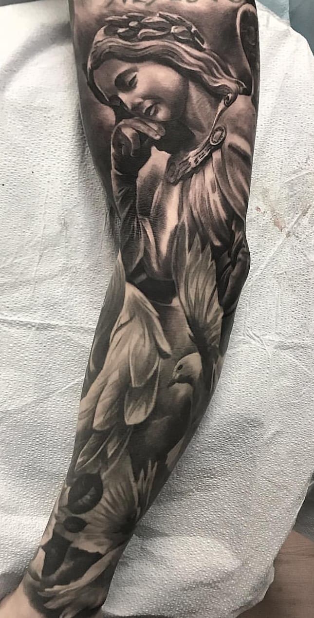 tatuaje religioso de mujer 02