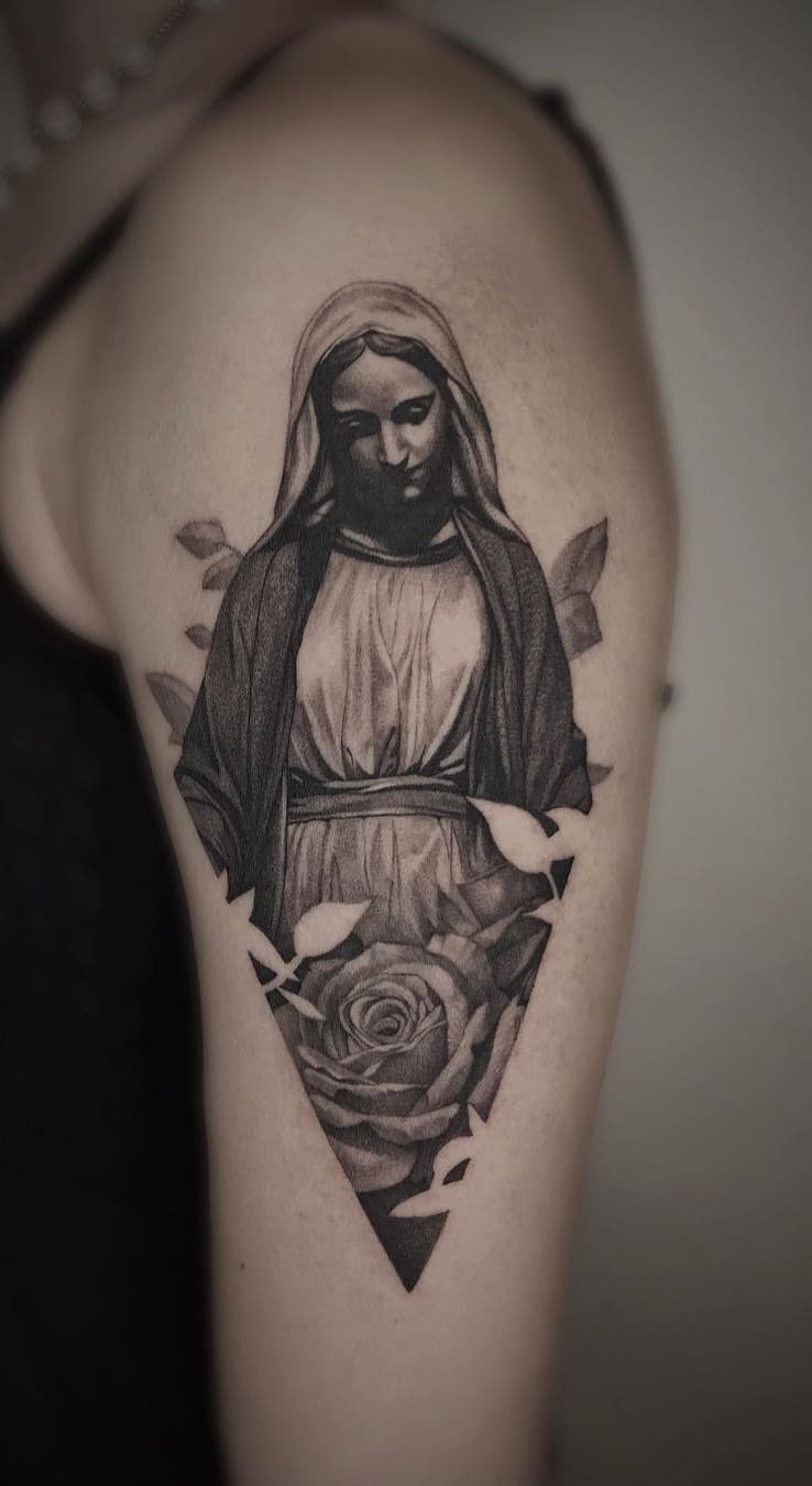 tatuaje religioso de mujer 04