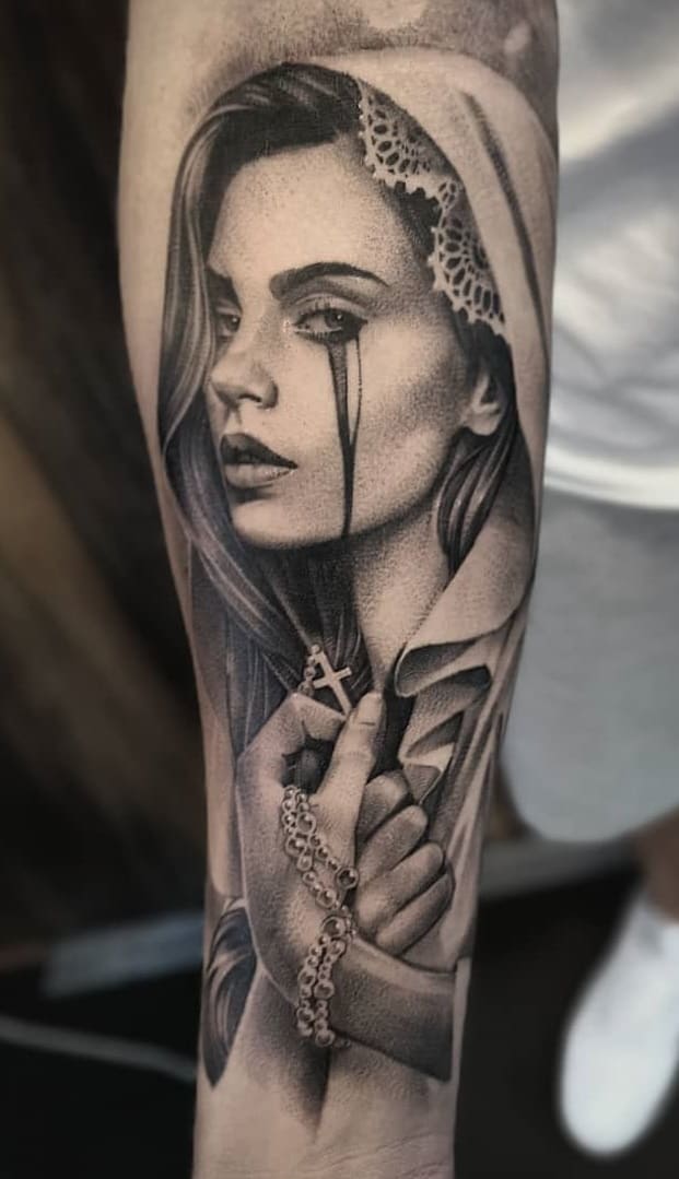 tatuaje religioso de mujer 09