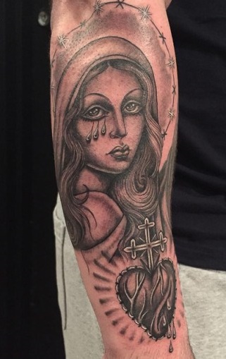 tatuaje religioso de mujer 105