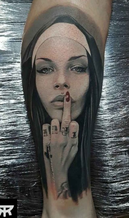 tatuaje religioso de mujer 108