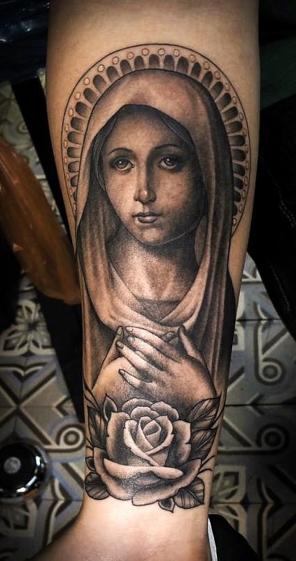 tatuaje religioso de mujer 112