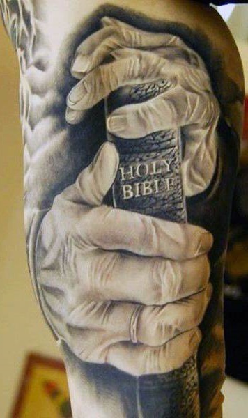 tatuaje religioso de mujer 119