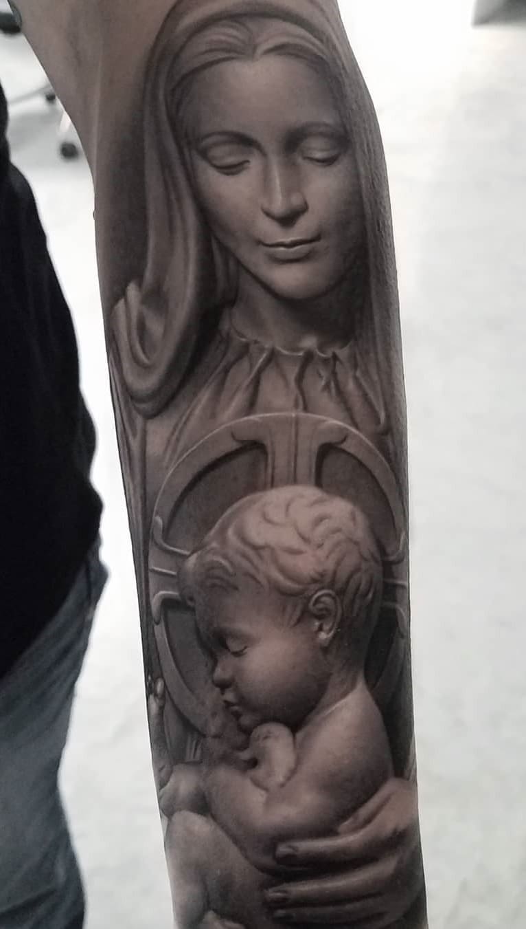 tatuaje religioso de mujer 12