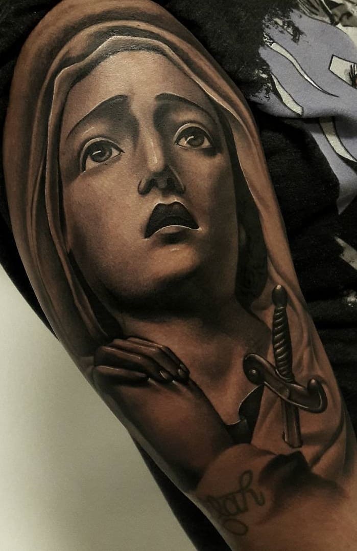 tatuaje religioso de mujer 13