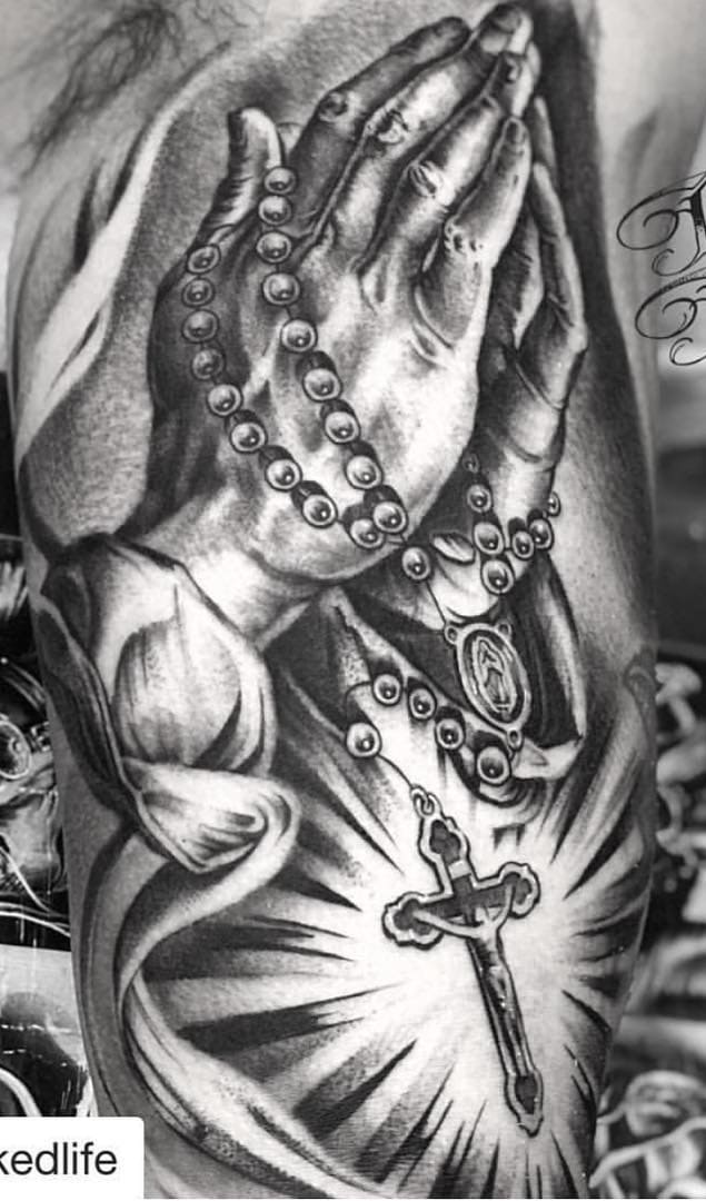 tatuaje religioso de mujer 15