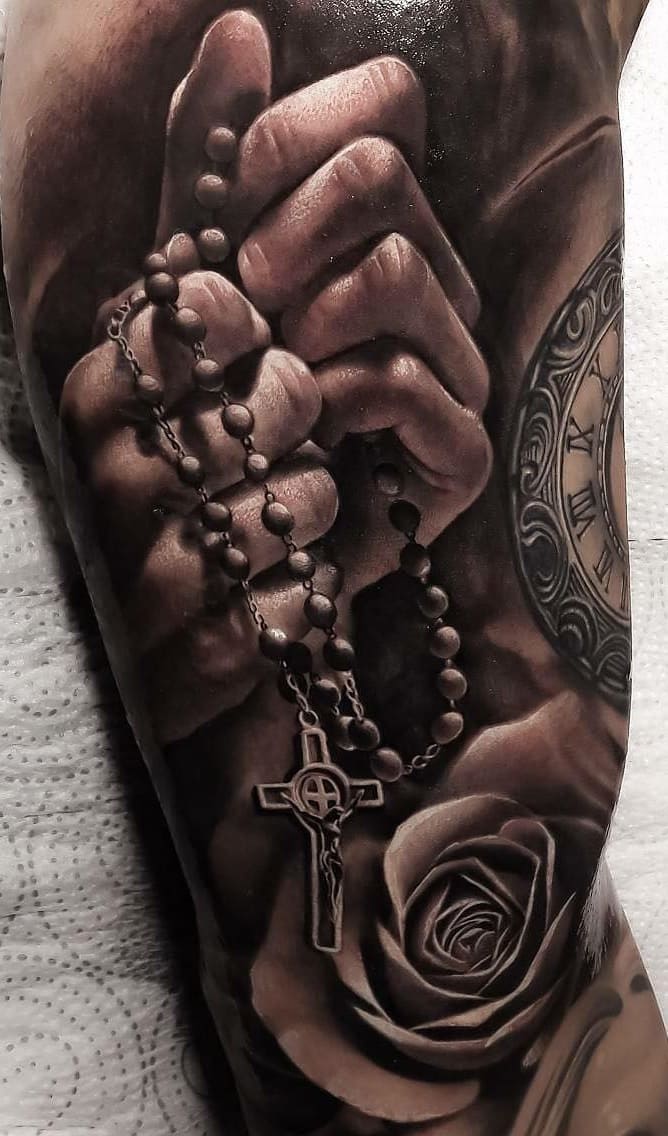 tatuaje religioso de mujer 16