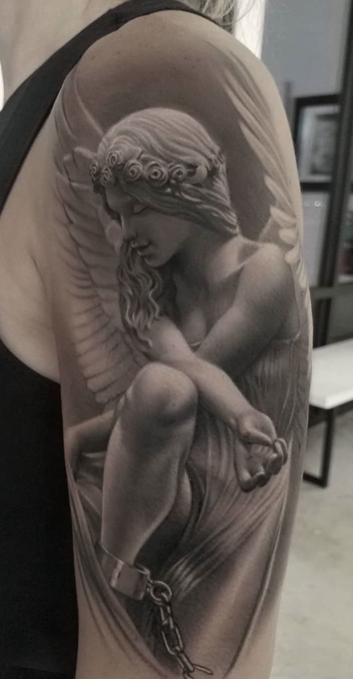 tatuaje religioso de mujer 19