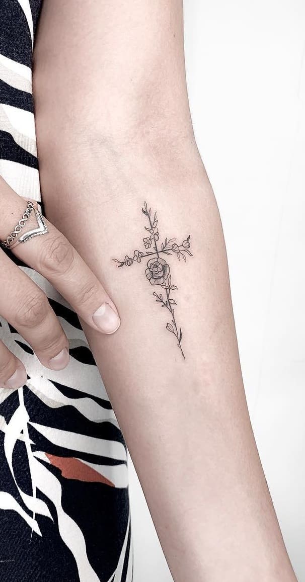 tatuaje religioso de mujer 22