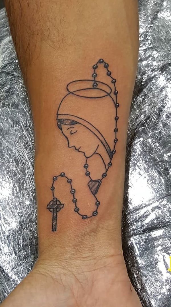 tatuaje religioso de mujer 26