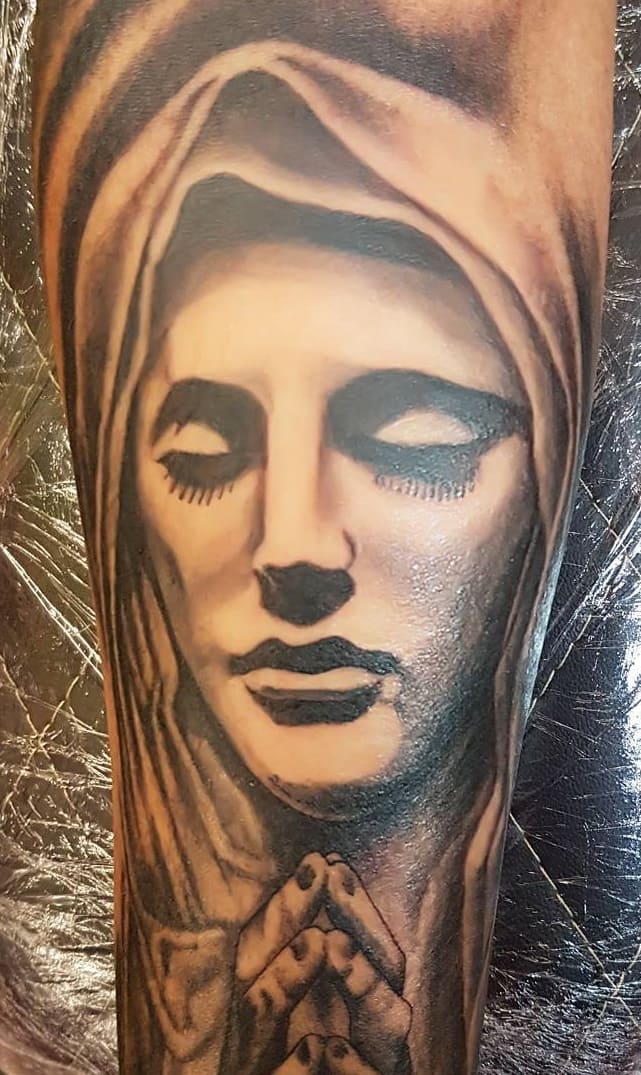 tatuaje religioso de mujer 27