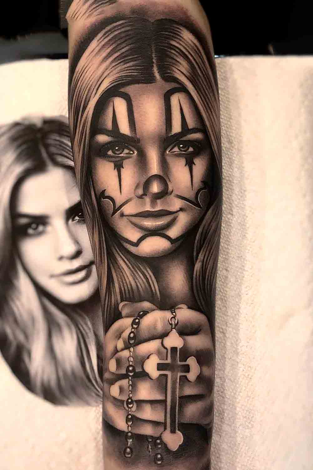 tatuaje religioso de mujer 52
