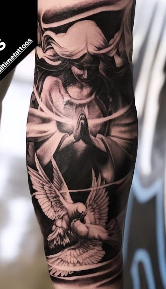 tatuaje religioso de mujer 70