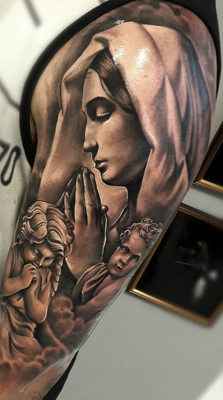 tatuaje religioso de mujer 80