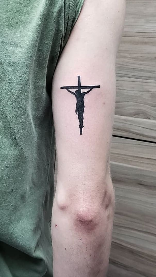 tatuaje religioso de mujer 83