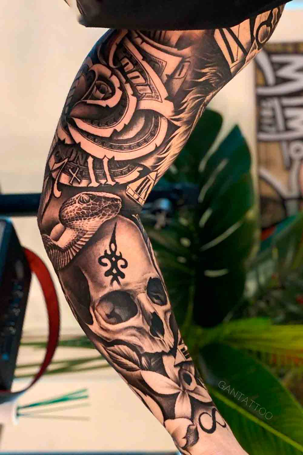 brazo lleno de tatuajes 112