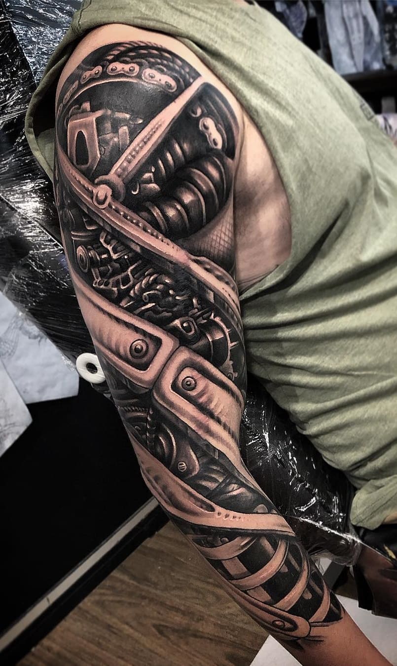 brazo lleno de tatuajes 131