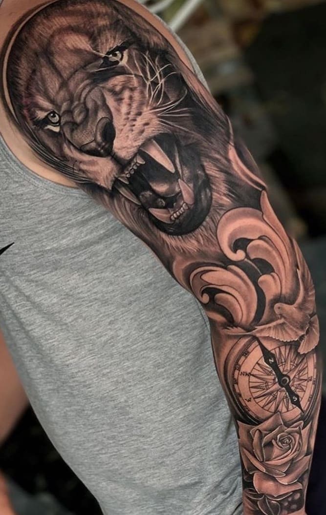 brazo lleno de tatuajes 135