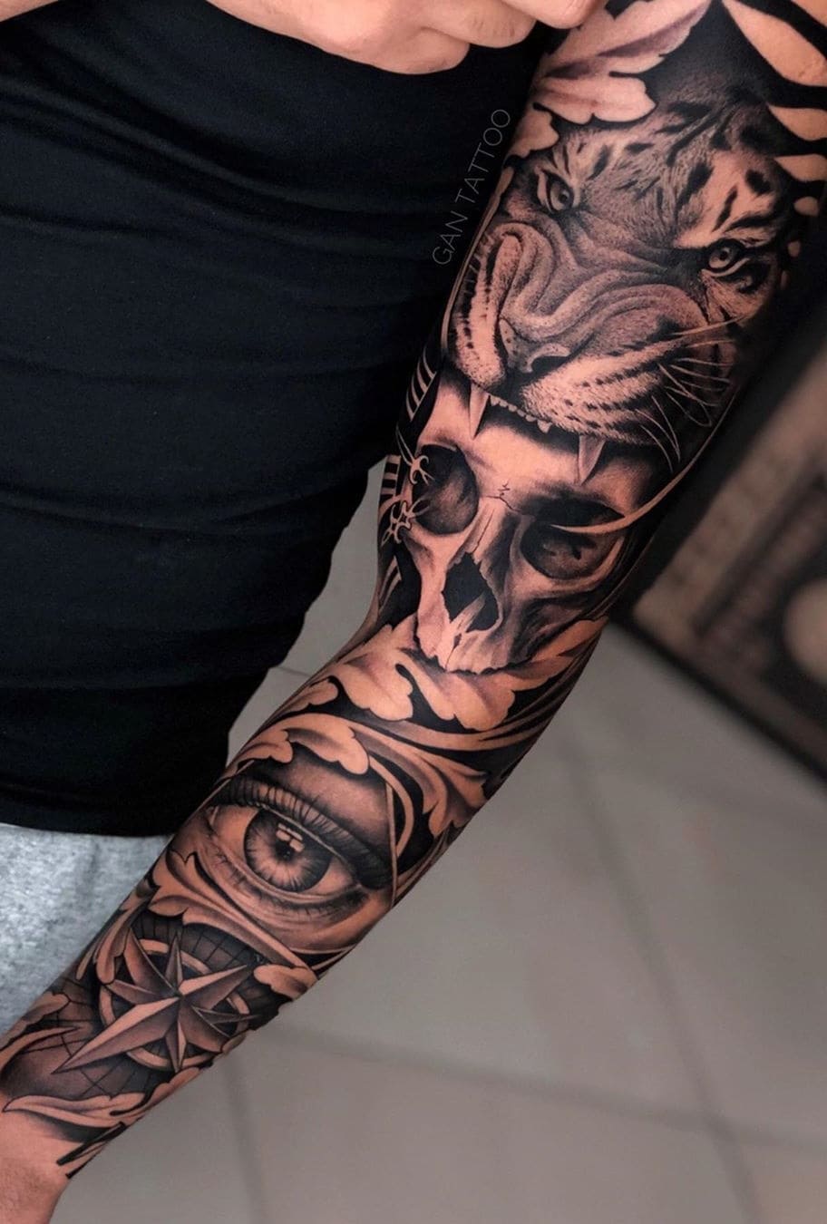 brazo lleno de tatuajes 152